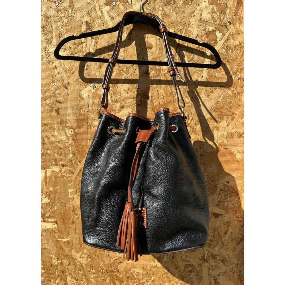 VTG Dooney & Bourke Black‎ Leather Pebble Grain Tasha Drawstring Shoulder Bag